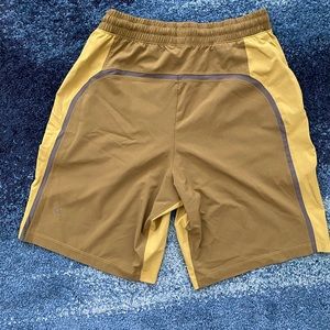 Lululemon Men’s Moss green and gray Pacebreaker.